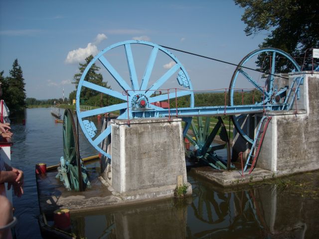 Przez wody Mazur/ rejsy: po pochylniach, z pokonaniem luz, po niardwach, odziami po Krutyni, 

 - FOTO 1 - Przewodnik po Poznaniu, wycieczki po Poznaniu, Wielkopolsce, Polsce, Podroznik Poznan, pilot, przewodnicy